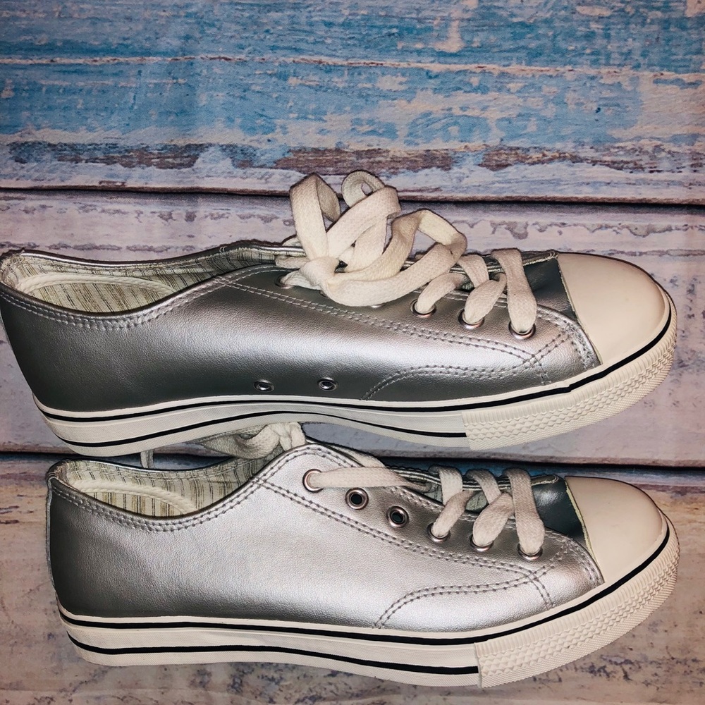 Women’s Xhiliration silver flat sneakers 9 1/2 👟